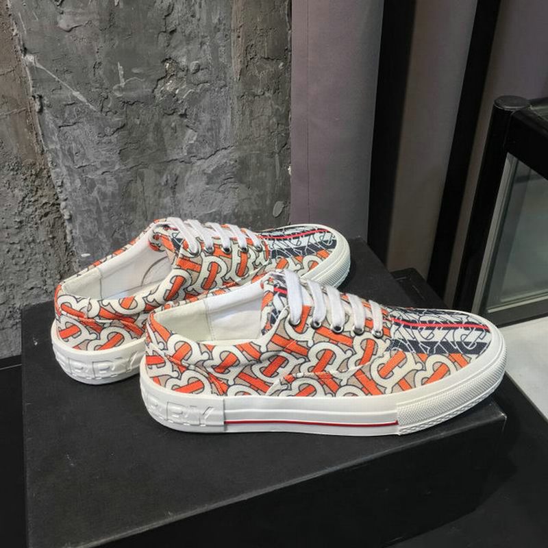 Résultats de l'évolution emblématique de la marque Burberry, les chaussures Burberry Femme sont un témoignage de l'engagement de Burberry à combiner style et sophistication.