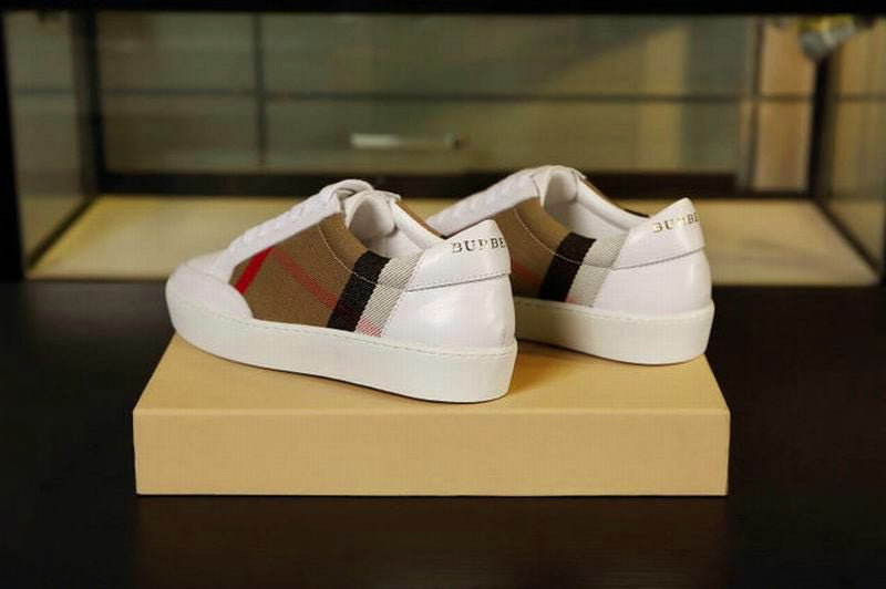 les chaussures Burberry Femme sont un témoignage de l'engagement de Burberry à combiner style et sophistication.