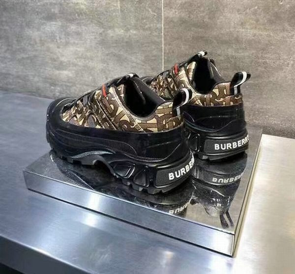 les chaussures Burberry Femme sont un témoignage de l'engagement de Burberry à combiner style et sophistication.