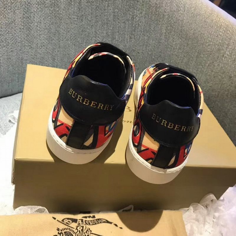 les chaussures Burberry Femme sont un témoignage de l'engagement de Burberry à combiner style et sophistication.