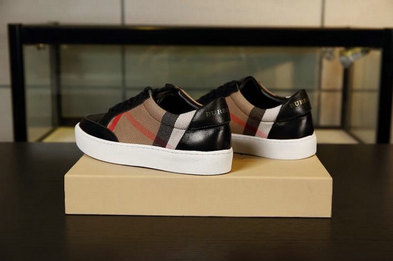 les chaussures Burberry Femme sont un témoignage de l'engagement de Burberry à combiner style et sophistication.