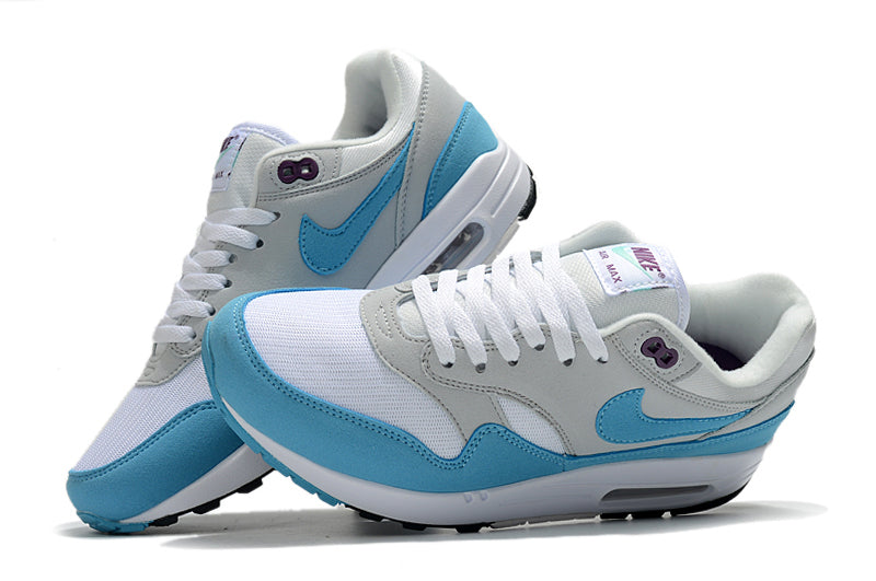 Les baskets Nike Air Max 1 Femme incarnent l’héritage emblématique de la marque Nike, combinant un design intemporel avec des touches modernes.