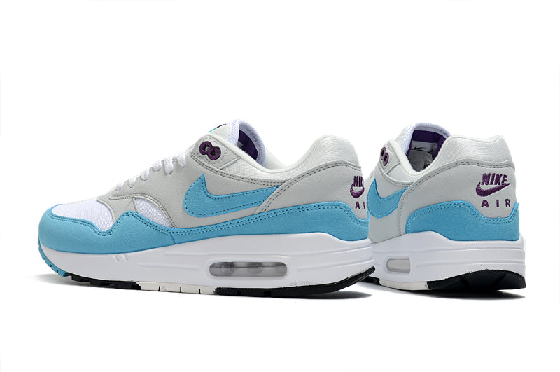 Les baskets Nike Air Max 1 Femme incarnent l’héritage emblématique de la marque Nike, combinant un design intemporel avec des touches modernes.