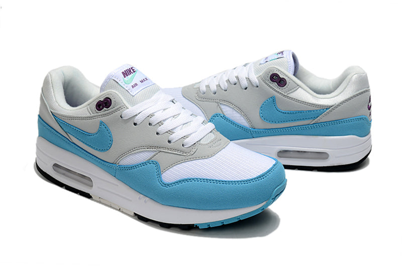 Les baskets Nike Air Max 1 Femme incarnent l’héritage emblématique de la marque Nike, combinant un design intemporel avec des touches modernes.