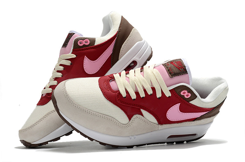 Les baskets Nike Air Max 1 Femme incarnent l’héritage emblématique de la marque Nike, combinant un design intemporel avec des touches modernes.