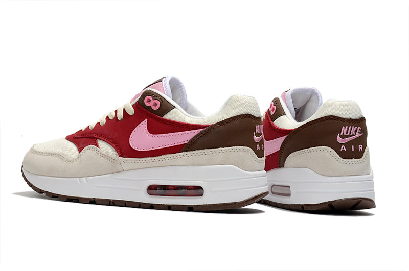 Les baskets Nike Air Max 1 Femme incarnent l’héritage emblématique de la marque Nike, combinant un design intemporel avec des touches modernes.