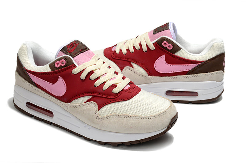 Les baskets Nike Air Max 1 Femme incarnent l’héritage emblématique de la marque Nike, combinant un design intemporel avec des touches modernes.