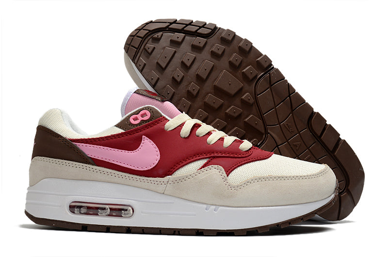 Les baskets Nike Air Max 1 Femme incarnent l’héritage emblématique de la marque Nike, combinant un design intemporel avec des touches modernes.