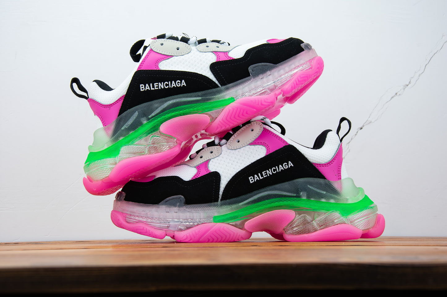 les sneakers Balenciaga Triple S "Beige Green Yellow" Femme sont un témoignage de l'engagement de Balenciaga à combiner style et innovation.