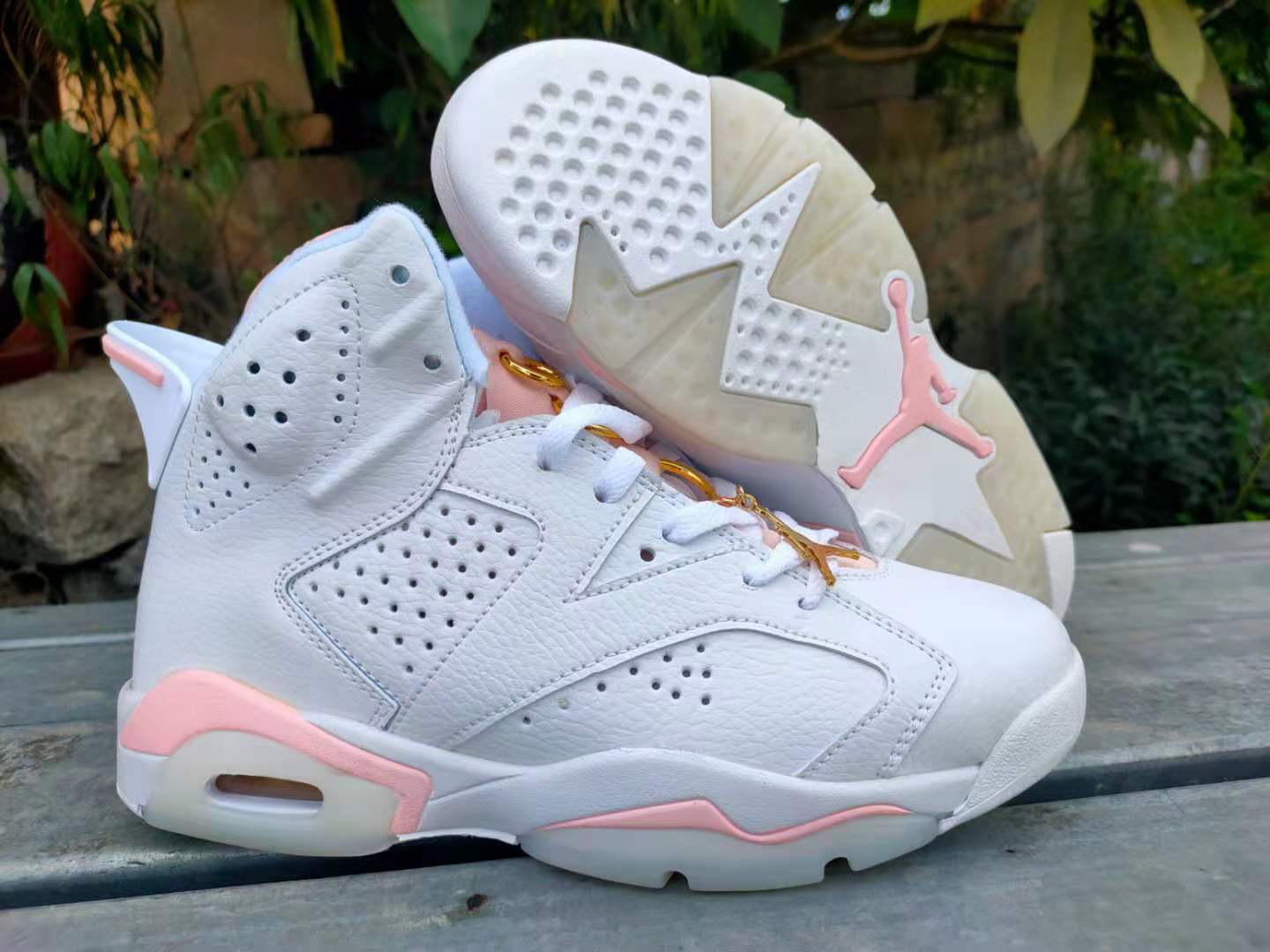 Les baskets Air Jordan 3 Triple White Femme permettent de personnaliser votre style tout en bénéficiant d’un confort supérieur.les Air Jordan 3 Triple.