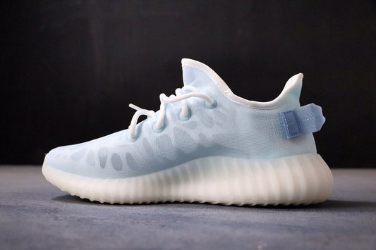 Ces sneakers offrent un confort inégalé grâce à la semelle intermédiaire Boost.
Connue pour son amorti réactif et son excellent retour d’énergie à chaque pas.