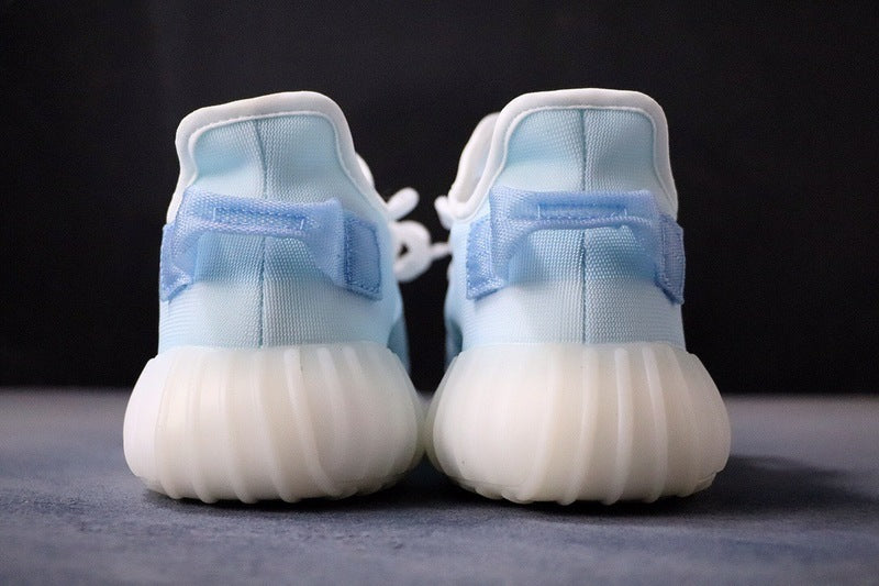 Ces sneakers offrent un confort inégalé grâce à la semelle intermédiaire Boost.
Connue pour son amorti réactif et son excellent retour d’énergie à chaque pas.