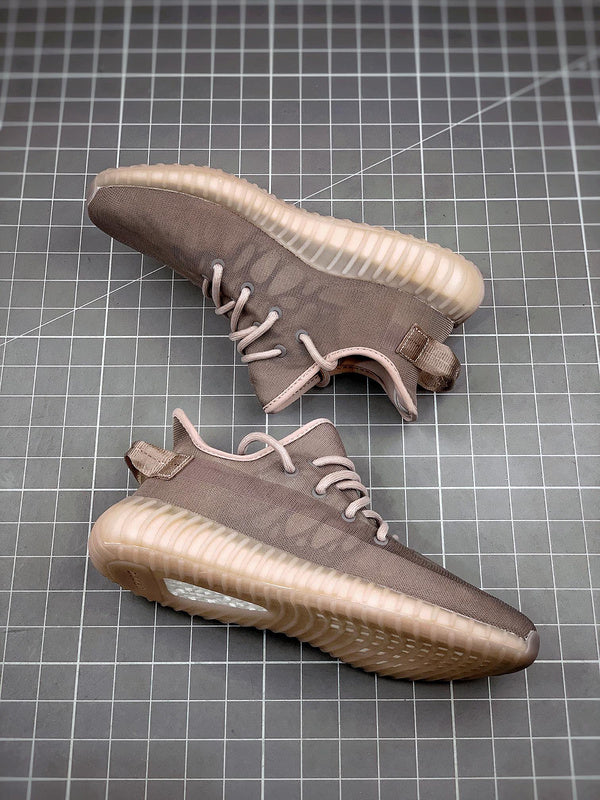 Les Adidas Yeezy 350 Boost V2 Mono Mist Femme, issues de la collaboration entre Adidas et Kanye West, sont emblématiques pour leur design innovant et leur confort inégalé.