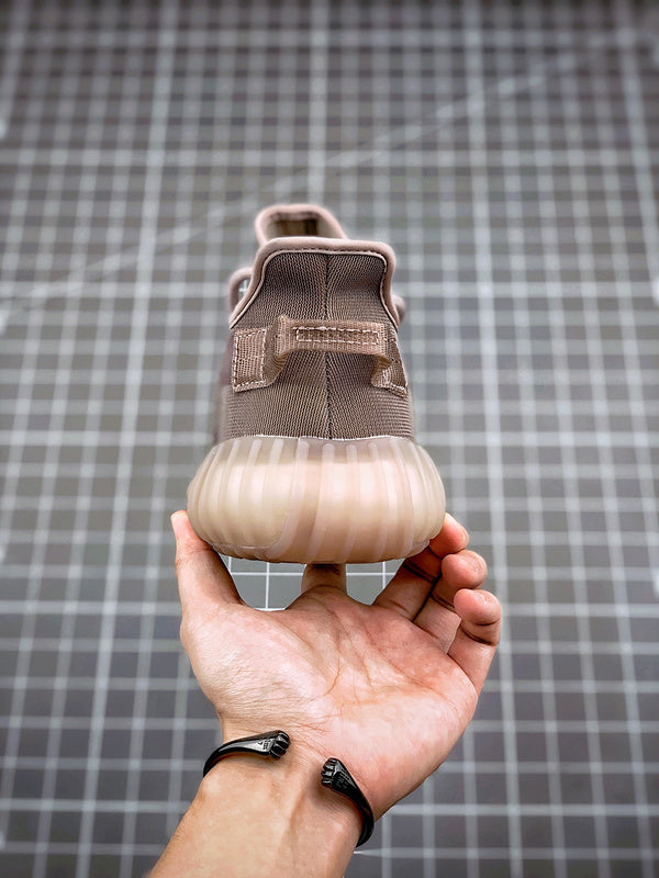 Les Adidas Yeezy 350 Boost V2 Mono Mist Femme, issues de la collaboration entre Adidas et Kanye West, sont emblématiques pour leur design innovant et leur confort inégalé.
