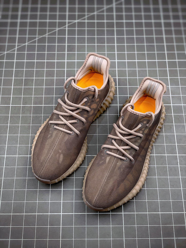 Les Adidas Yeezy 350 Boost V2 Mono Mist Femme, issues de la collaboration entre Adidas et Kanye West, sont emblématiques pour leur design innovant et leur confort inégalé.