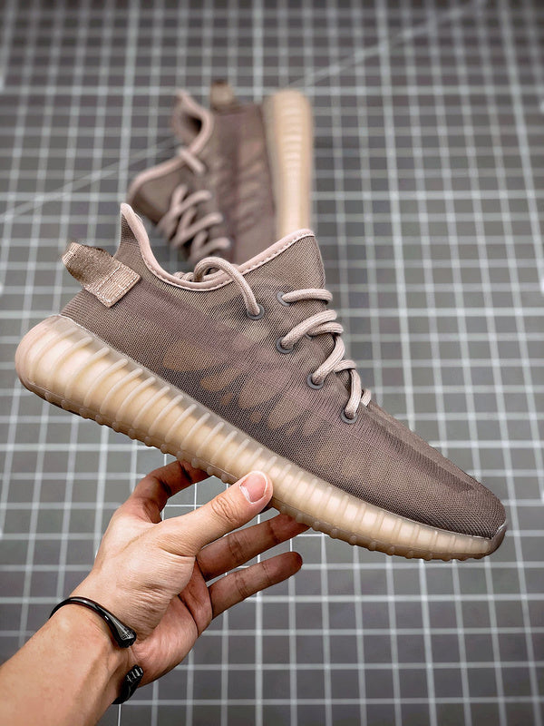Les Adidas Yeezy 350 Boost V2 Mono Mist Femme, issues de la collaboration entre Adidas et Kanye West, sont emblématiques pour leur design innovant et leur confort inégalé.