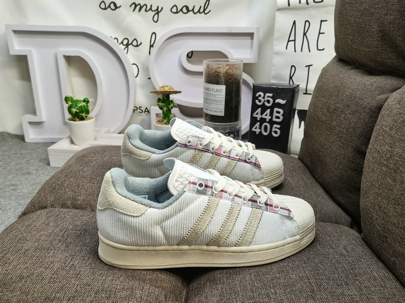 Les baskets Adidas Superstar Femme, emblématiques et intemporelles, ont été un symbole de style et de culture depuis leur lancement en 1969.
