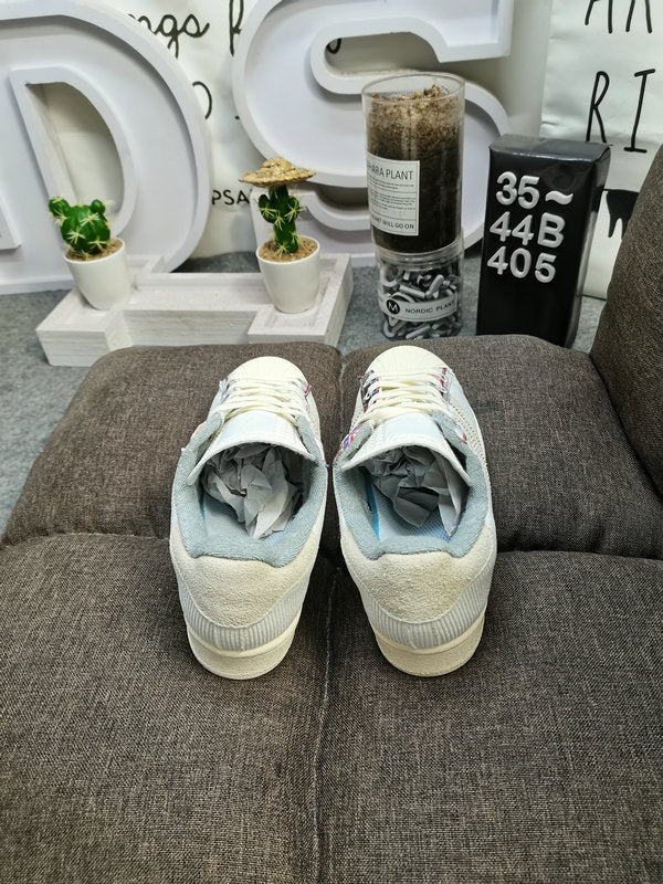 Les baskets Adidas Superstar Femme, emblématiques et intemporelles, ont été un symbole de style et de culture depuis leur lancement en 1969.