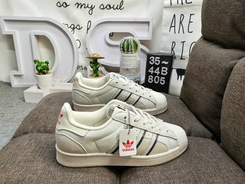 Les baskets Adidas Superstar Femme, emblématiques et intemporelles, ont été un symbole de style et de culture depuis leur lancement en 1969.