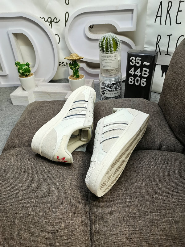 Les baskets Adidas Superstar Femme, emblématiques et intemporelles, ont été un symbole de style et de culture depuis leur lancement en 1969.