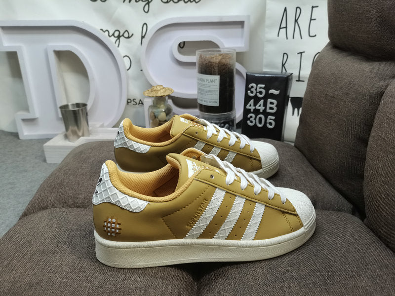 Les baskets Adidas Superstar Femme, emblématiques et intemporelles, ont été un symbole de style et de culture depuis leur lancement en 1969.