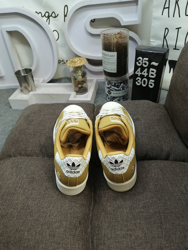 Les baskets Adidas Superstar Femme, emblématiques et intemporelles, ont été un symbole de style et de culture depuis leur lancement en 1969.