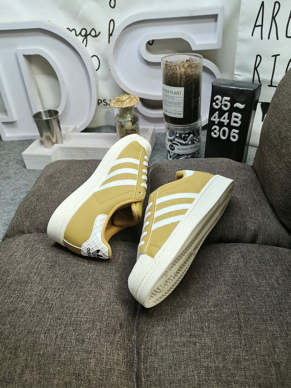 Les baskets Adidas Superstar Femme, emblématiques et intemporelles, ont été un symbole de style et de culture depuis leur lancement en 1969.