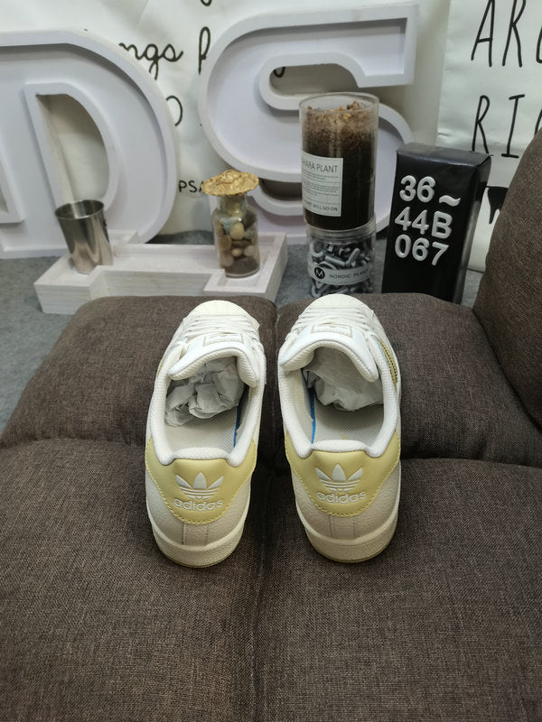 Les baskets Adidas Superstar Femme, emblématiques et intemporelles, ont été un symbole de style et de culture depuis leur lancement en 1969.