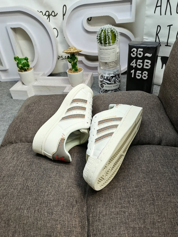 Les baskets Adidas Superstar Femme, emblématiques et intemporelles, ont été un symbole de style et de culture depuis leur lancement en 1969.