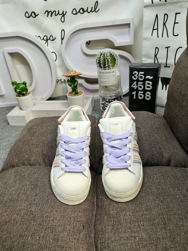 Les baskets Adidas Superstar Femme, emblématiques et intemporelles, ont été un symbole de style et de culture depuis leur lancement en 1969.