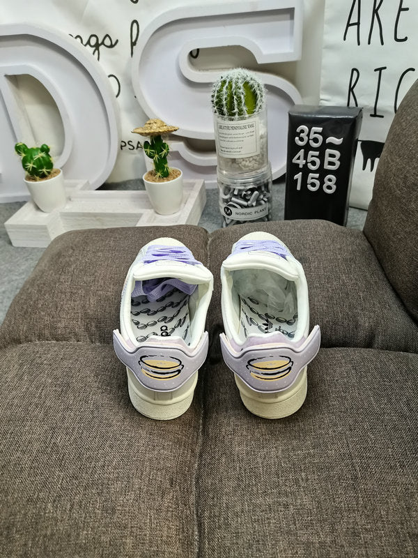 Les baskets Adidas Superstar Femme, emblématiques et intemporelles, ont été un symbole de style et de culture depuis leur lancement en 1969.