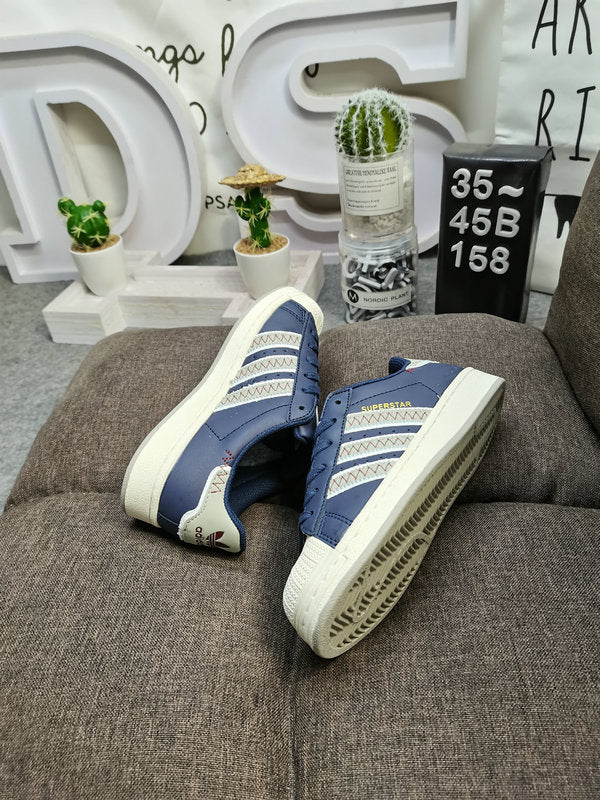 Les baskets Adidas Superstar Femme, emblématiques et intemporelles, ont été un symbole de style et de culture depuis leur lancement en 1969.