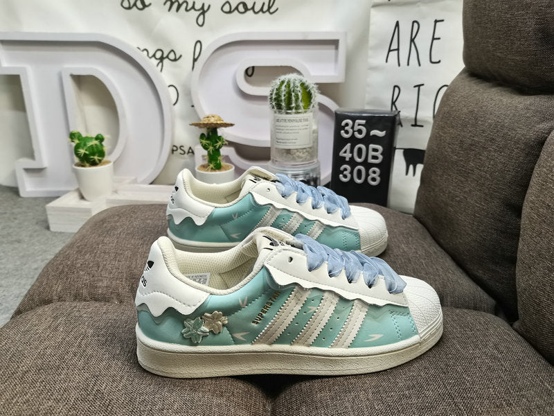 Les baskets Adidas Superstar Femme, emblématiques et intemporelles, ont été un symbole de style et de culture depuis leur lancement en 1969.