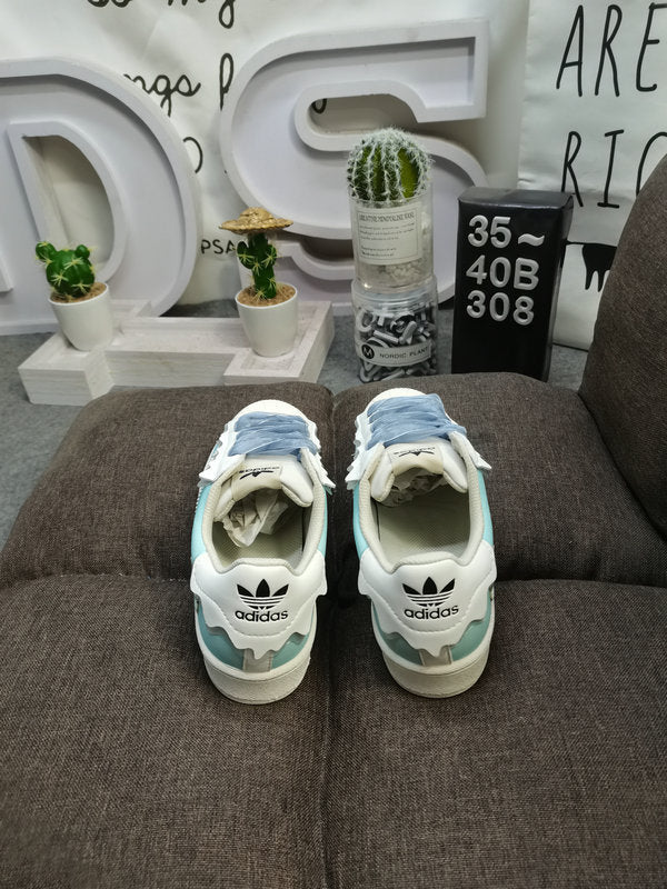 Les baskets Adidas Superstar Femme, emblématiques et intemporelles, ont été un symbole de style et de culture depuis leur lancement en 1969.