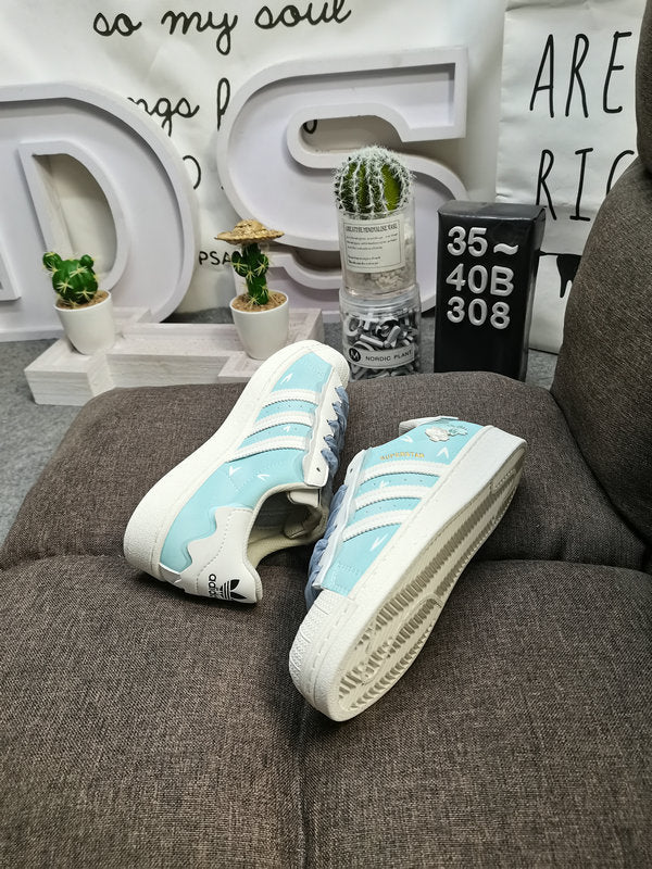 Les baskets Adidas Superstar Femme, emblématiques et intemporelles, ont été un symbole de style et de culture depuis leur lancement en 1969.