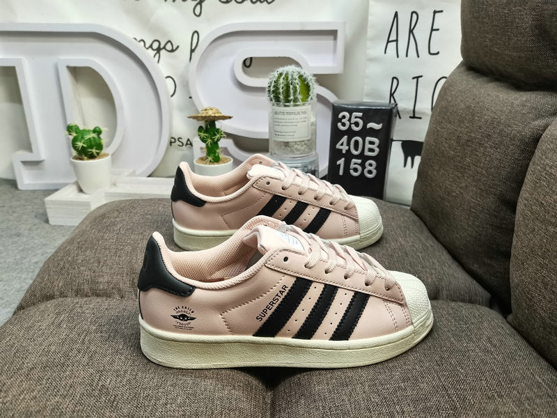 Les baskets Adidas Superstar Femme, emblématiques et intemporelles, ont été un symbole de style et de culture depuis leur lancement en 1969.