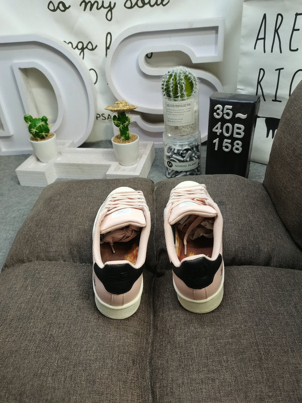 Les baskets Adidas Superstar Femme, emblématiques et intemporelles, ont été un symbole de style et de culture depuis leur lancement en 1969.