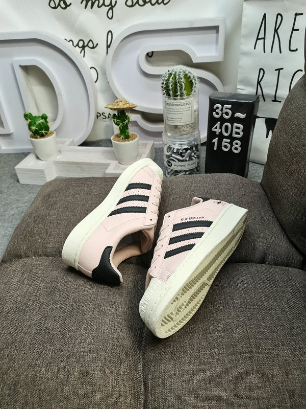 Les baskets Adidas Superstar Femme, emblématiques et intemporelles, ont été un symbole de style et de culture depuis leur lancement en 1969.