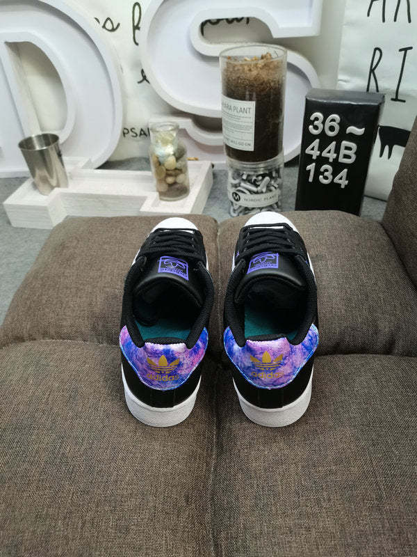 Les baskets Adidas Superstar Femme, emblématiques et intemporelles, ont été un symbole de style et de culture depuis leur lancement en 1969.