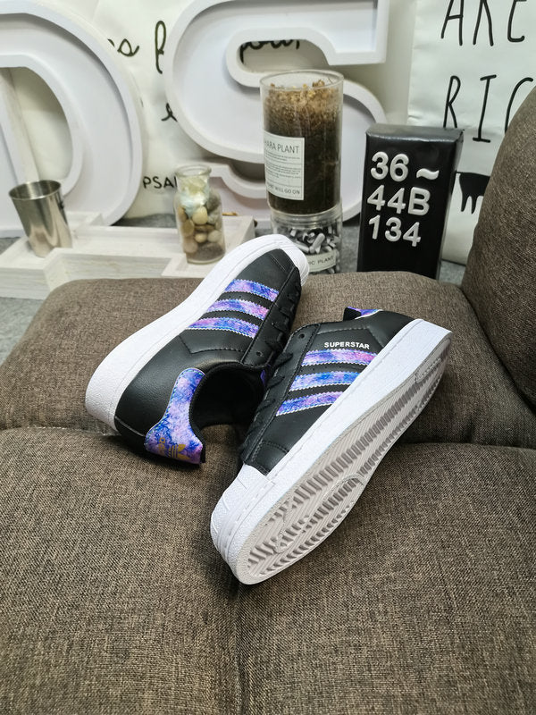 Les baskets Adidas Superstar Femme, emblématiques et intemporelles, ont été un symbole de style et de culture depuis leur lancement en 1969.