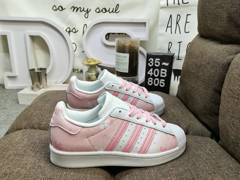 Les baskets Adidas Superstar Femme, emblématiques et intemporelles, ont été un symbole de style et de culture depuis leur lancement en 1969.