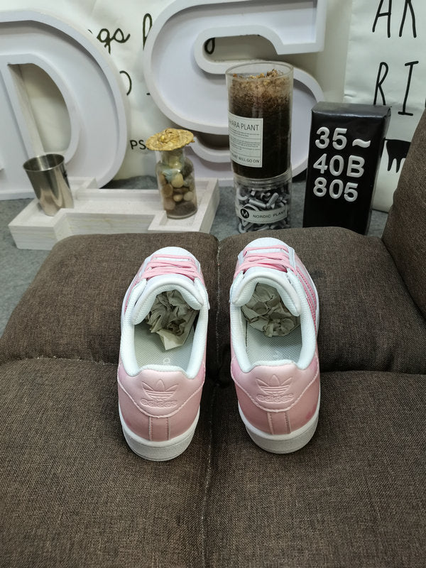 Les baskets Adidas Superstar Femme, emblématiques et intemporelles, ont été un symbole de style et de culture depuis leur lancement en 1969.