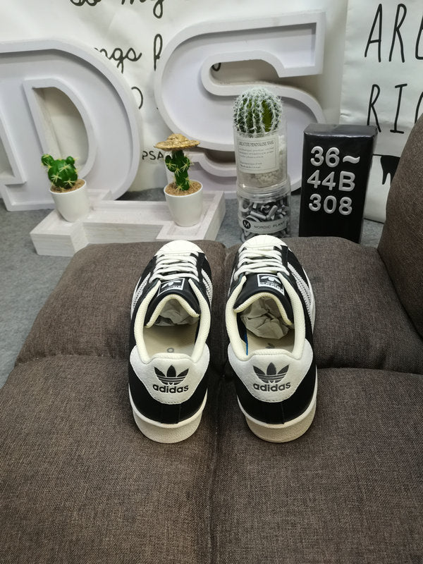 Les baskets Adidas Superstar Femme, emblématiques et intemporelles, ont été un symbole de style et de culture depuis leur lancement en 1969.