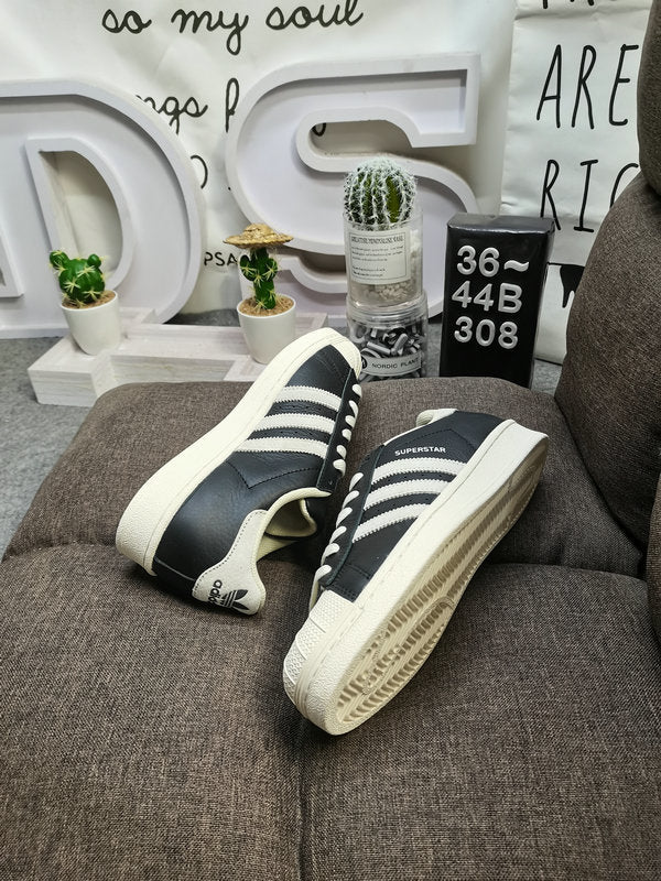 Les baskets Adidas Superstar Femme, emblématiques et intemporelles, ont été un symbole de style et de culture depuis leur lancement en 1969.
