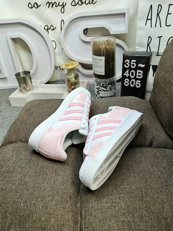 Les baskets Adidas Superstar Femme, emblématiques et intemporelles, ont été un symbole de style et de culture depuis leur lancement en 1969.