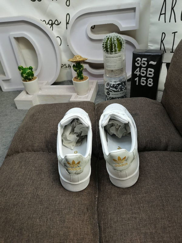 Les baskets Adidas Superstar Femme, emblématiques et intemporelles, ont été un symbole de style et de culture depuis leur lancement en 1969.