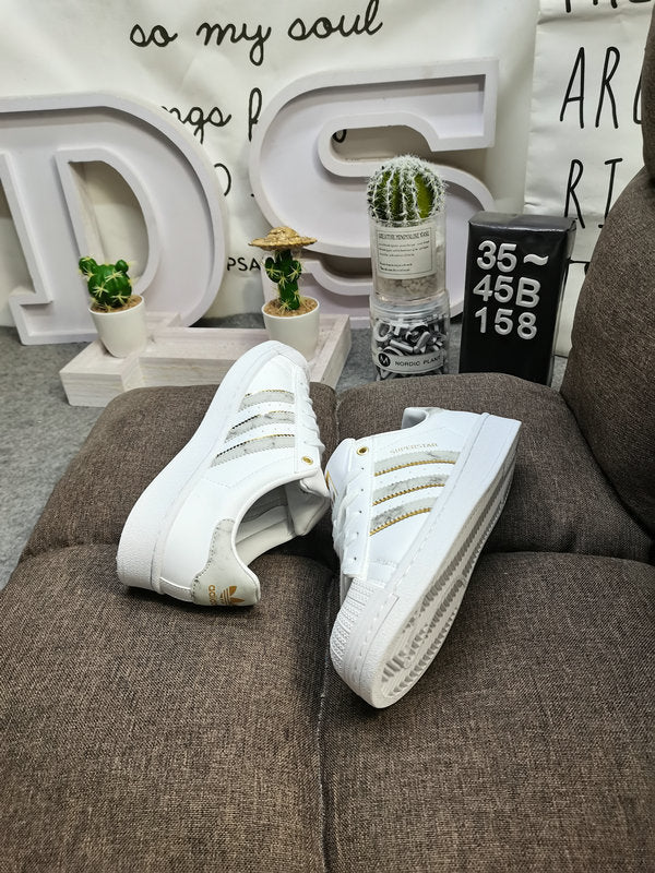 Les baskets Adidas Superstar Femme, emblématiques et intemporelles, ont été un symbole de style et de culture depuis leur lancement en 1969.