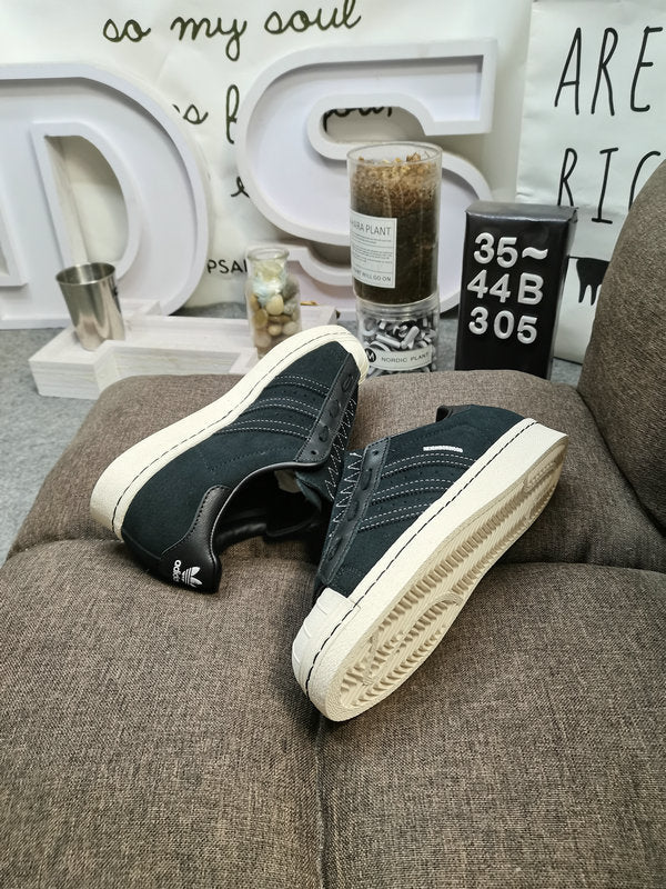 Les baskets Adidas Superstar Femme, emblématiques et intemporelles, ont été un symbole de style et de culture depuis leur lancement en 1969.