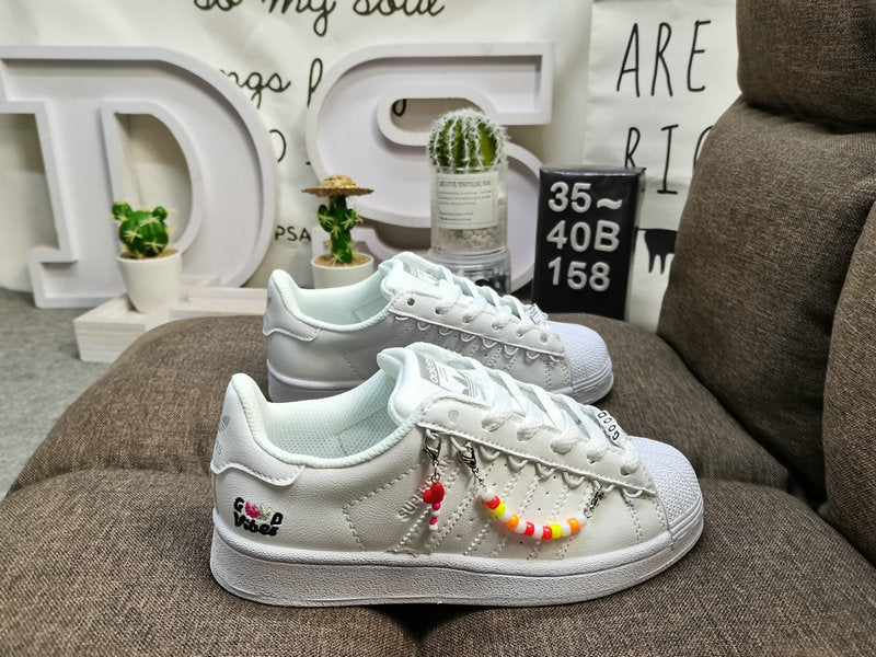 Les baskets Adidas Superstar Femme, emblématiques et intemporelles, ont été un symbole de style et de culture depuis leur lancement en 1969.