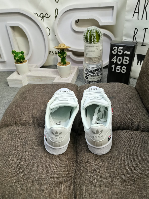 Les baskets Adidas Superstar Femme, emblématiques et intemporelles, ont été un symbole de style et de culture depuis leur lancement en 1969.